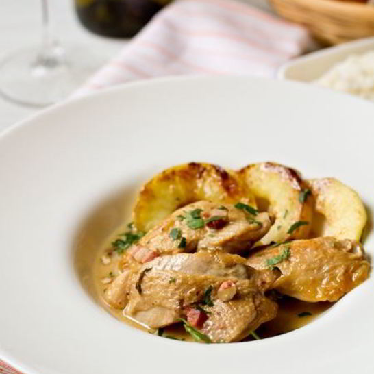 Рецепт курицы в винно-сливочном соусе с яблоками