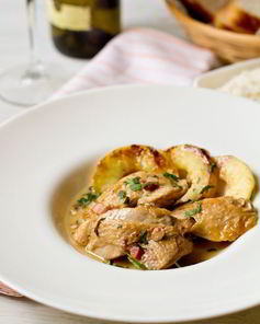 Курица в винно-сливочном соусе с яблоками