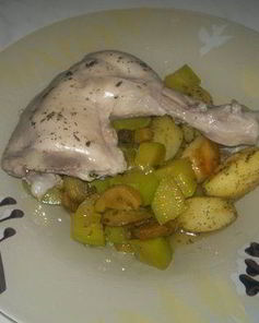 Отварные куриные ножки с тущеным кабачком и грибами и паровой картофель в духовке