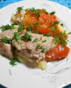 Свинина с помидорами и картофелем в мультиварке