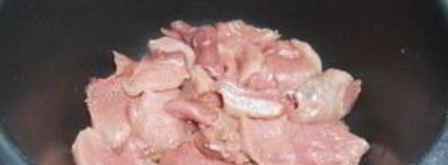 свинина с помидорами и картофелем в мультиварке. Шаг 2