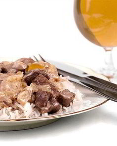 Жареная говядина с красным перцем, грибами, устричным соусом и рисом