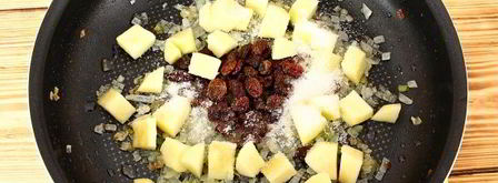 брюссельская капуста с яблоками и изюмом. Шаг 7