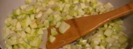 кабачки жареные с чесноком и яйцом. Шаг 4