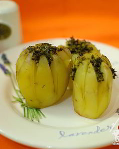 Картофель, запеченный с зеленым соусом