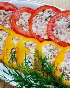 Перец, фаршированный колбасой и сыром