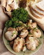 Шляпки грибов на гриле с чесноком и зеленью