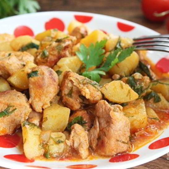 Рецепт тушеной картошки со свининой на сковороде