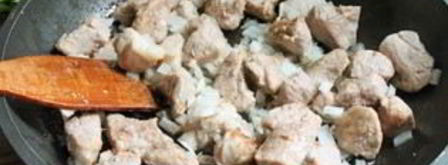 тушеная картошка со свининой на сковороде. Шаг 2