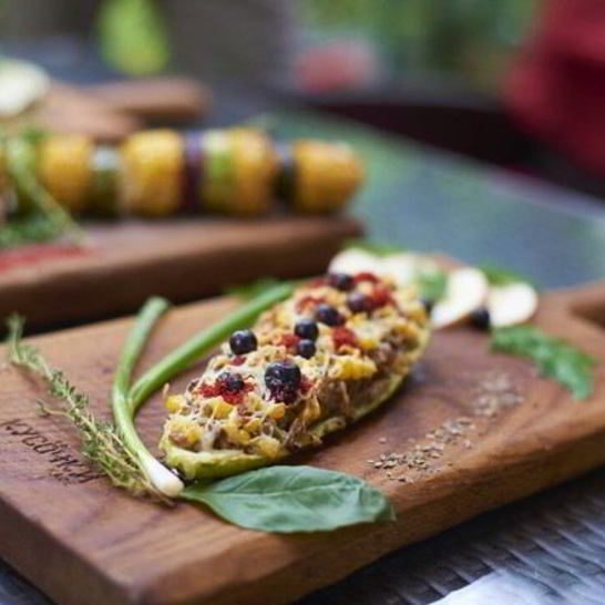 Рецепт запеченного кабачка с сырной корочкой, фаршированный уткой с грушей и кукурузой