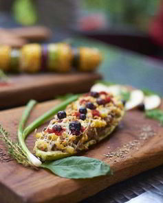 Запеченный кабачок с сырной корочкой, фаршированный уткой с грушей и кукурузой