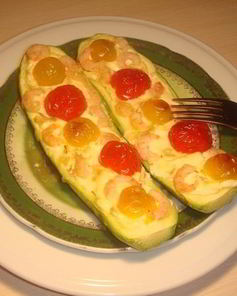Запеченные кабачки, фаршированные креветками