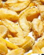 Запеченые на гриле дольки картофеля с луком