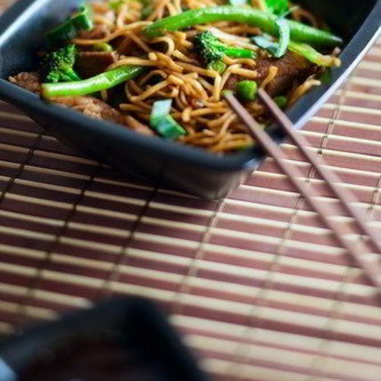 Рецепт жареной спаржи и брокколи с лапшой