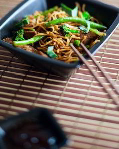 Жареная спаржа и брокколи с лапшой
