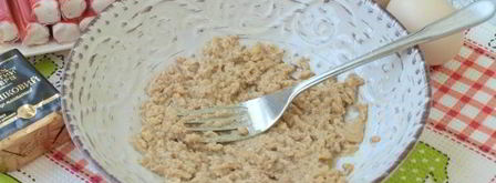 крабовые палочки, фаршированные печенью трески. Шаг 3