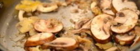 куриная печень с грибами в сливочном соусе. Шаг 6