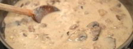 куриная печень с грибами в сливочном соусе. Шаг 7