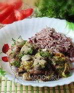 Куриная печень с грибами в сметане