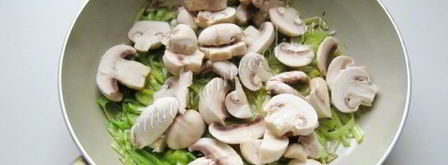 куриная печень с грибами в сметане. Шаг 6