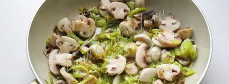 куриная печень с грибами в сметане. Шаг 7