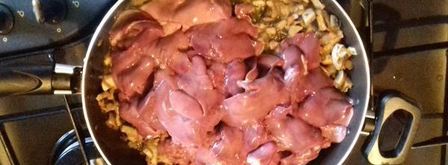 куриная печень с грибами. Шаг 3