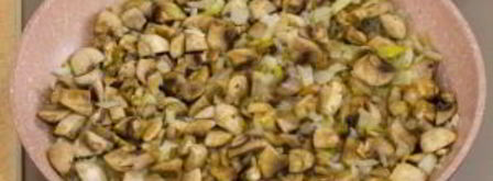 куриная печень, жаренная с грибами и гречкой. Шаг 5