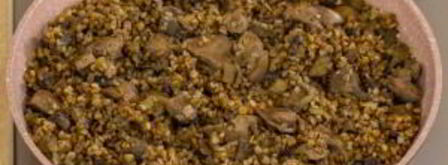 куриная печень, жаренная с грибами и гречкой. Шаг 9