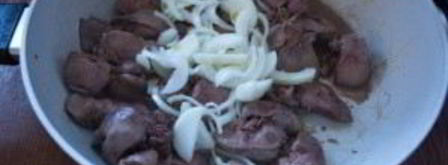 печень с луком тушеная. Шаг 4