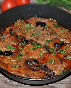 Печень в томатном соусе с черносливом