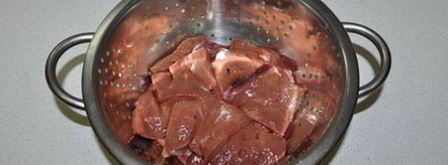 печень в томатном соусе с черносливом. Шаг 2