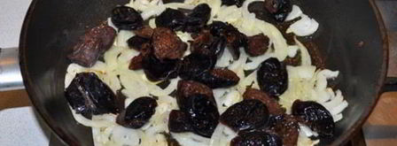 печень в томатном соусе с черносливом. Шаг 3