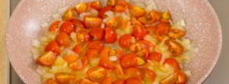 печень, запеченная с помидорами и луком под сыром. Шаг 12