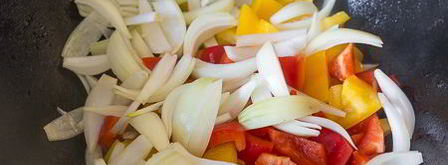 жареная куриная печень с овощами. Шаг 5