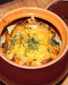 Пельмени, запеченные в горшочке