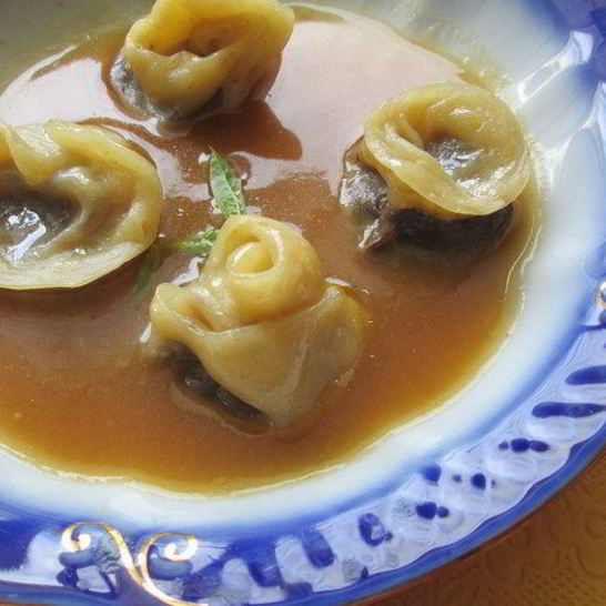 Рецепт шоколадных пельменей в соусе из манго