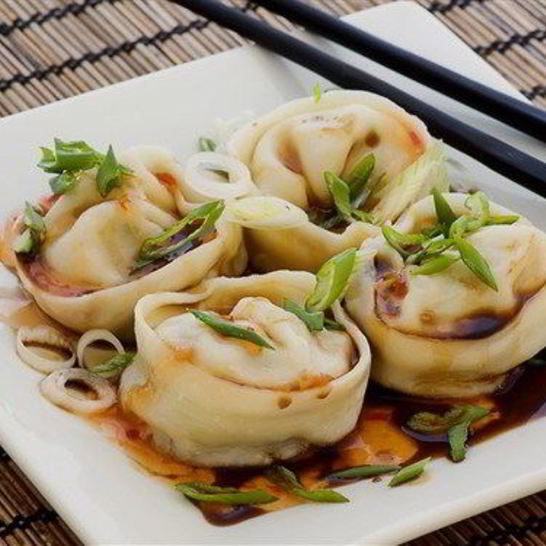 Рецепт японских пельменей с креветками, каштанами и шпинатом