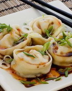 Японские пельмени с креветками, каштанами и шпинатом
