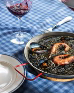 Черная паэлья с креветками