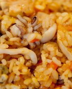 Паэлья с курицей и морепродуктами