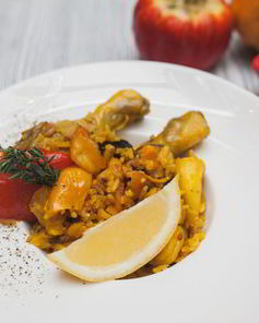 Паэлья с морепродуктами и цыпленком