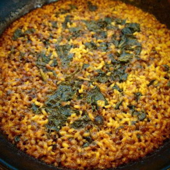 Рецепт паэльи со шпинатом и чечевицей по-аликантски