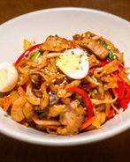 Пшеничная лапша с курицей и овощами