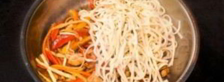 пшеничная лапша с курицей и овощами. Шаг 4