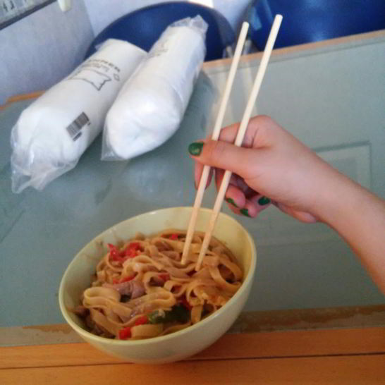 Рецепт пшеничной лапши с курицей в соево-медовом соусе