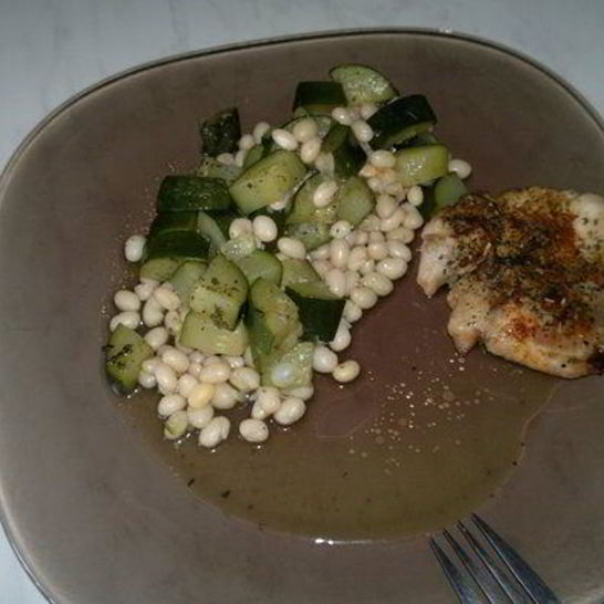 Рецепт белой фасоли с рагу из цукини и запеченное в духовке куриное бедро с шалфеем