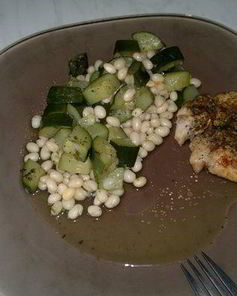 Белая фасоль с рагу из цукини и запеченное в духовке куриное бедро с шалфеем