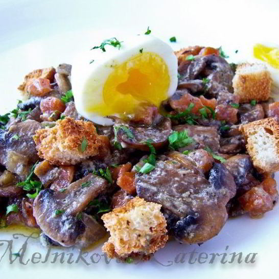 Рецепт грибного рагу с яйцом пашот и крутонами