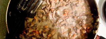 грибное рагу с яйцом пашот и крутонами. Шаг 5