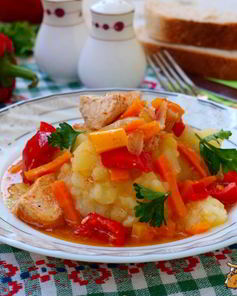 Рагу из индейки с овощами в казане